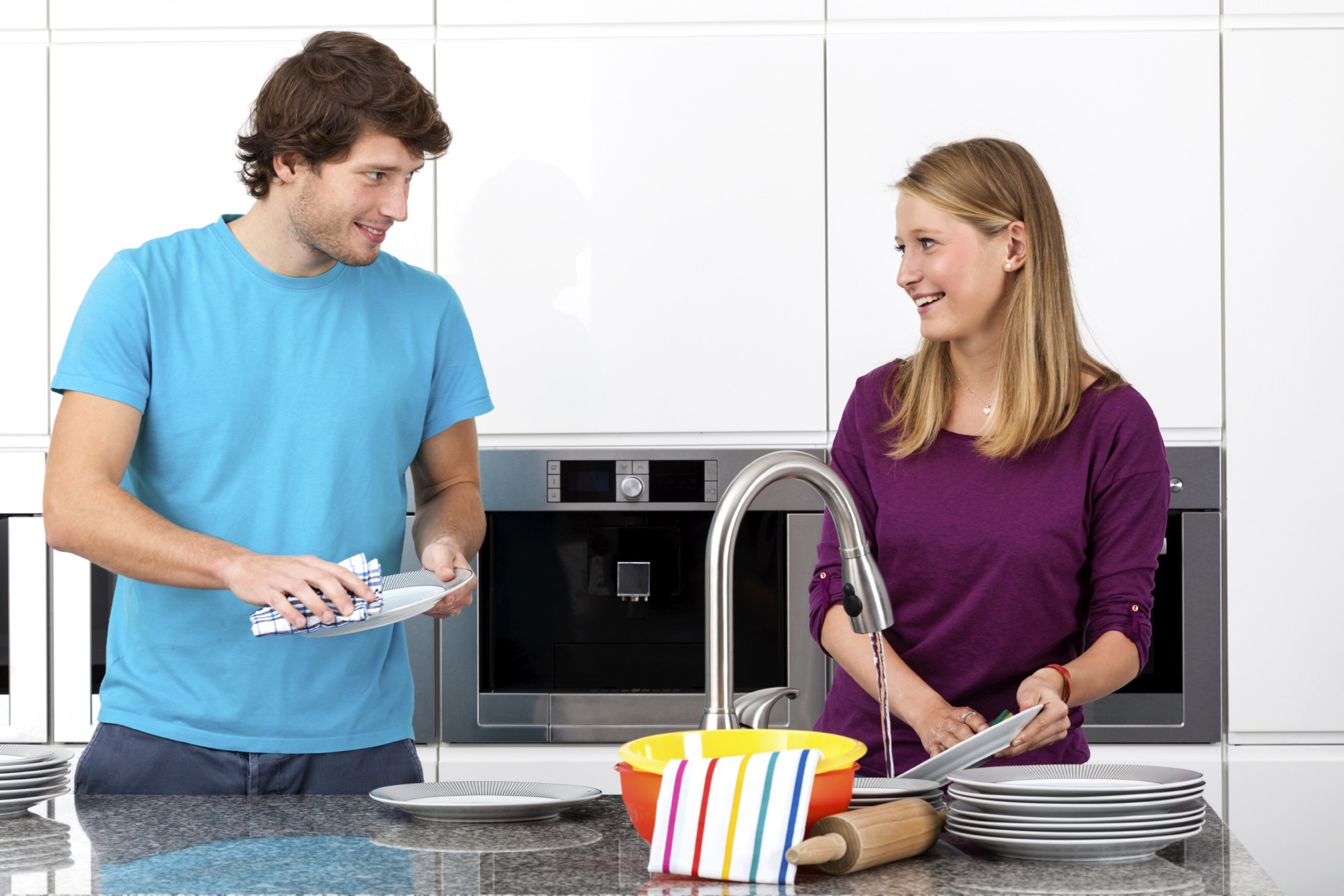 Семья моет посуду. Мужчина и домашние дела. Домашние дела вместе. Современный быт. Домашнее хозяйство.